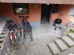 dos bicicletas estacionadas en un lado de un edificio en Ferienhaus Seeperle en Bodman-Ludwigshafen