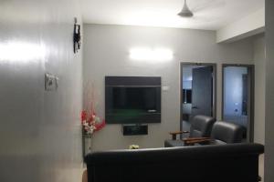 TV a/nebo společenská místnost v ubytování Viswa Residency by Azalea