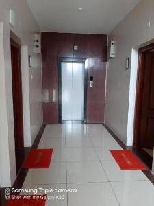 um corredor com uma porta num edifício em Viswa Residency by Azalea em Madurai