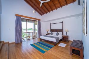 una camera da letto con un letto e un balcone di Amaranthe Bay Resort & Spa a Trincomalee