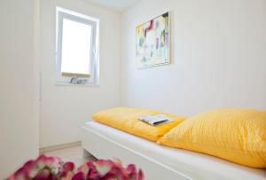 a white room with a bed and a window at Jann-Berghaus-Straße 29 in Norderney