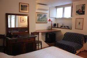 a bedroom with a bed and a desk and a chair at B&b al Borgo in Lovere