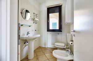 A bathroom at Apartment Alessandra