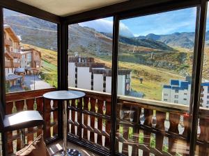 a view from a balcony with a view of the mountains at Le Serac W6 appartement avec véranda en angle vue panoramique gérer par particulier sur place in Val Thorens