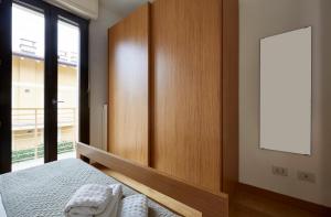 - une chambre avec un lit et une grande fenêtre dans l'établissement Apartment Alessandra, à Lenno