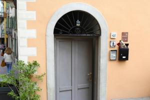 a door to a building with an arch above it at B&b al Borgo in Lovere +7 photos