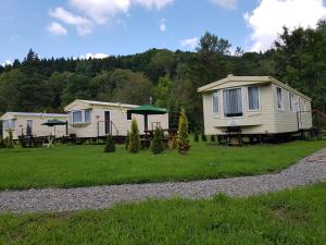 a group of mobile homes in a yard at Domki u Brzeginy in Ustrzyki Dolne