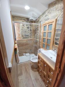 een badkamer met een douche, een toilet en een wastafel bij Casa Lolola in Sada