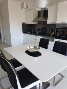 Kuchyň nebo kuchyňský kout v ubytování Apartments4friends Apartment VLAD