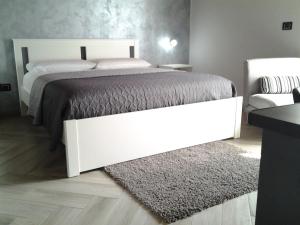 1 dormitorio con 1 cama grande y 1 alfombra en THE ATTIC ROOM, en Agropoli