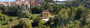 a yellow house in the middle of a city at Villa Center appartamenti nel verde in città in Campobasso