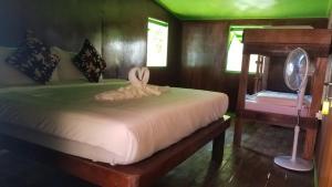 Postel nebo postele na pokoji v ubytování The Beachaven Chalets, Kota Belud