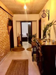 - un salon avec un comptoir et un mur en briques dans l'établissement Palmera, à Mostar 74 autres photos