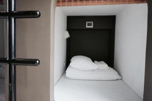 Postel nebo postele na pokoji v ubytování Capsule Hostel Chiangkhan