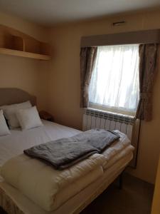 سرير أو أسرّة في غرفة في Domki u Brzeginy