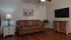 een woonkamer met een bank en een flatscreen-tv bij Strato Rim Drive in Rapid City