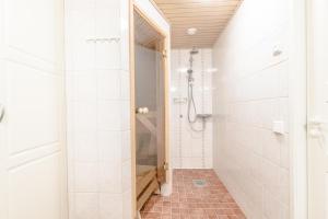 Vonios kambarys apgyvendinimo įstaigoje Levillas Skimbaajankuja 2-4