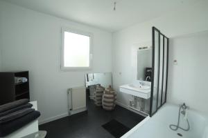 a white bathroom with a sink and a mirror at PROCHE BORDEAUX APPARTEMENT 75 M2 ROOFTOP in Bruges