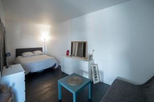 a bedroom with a bed and a mirror and a table at PROCHE BORDEAUX APPARTEMENT 75 M2 ROOFTOP in Bruges