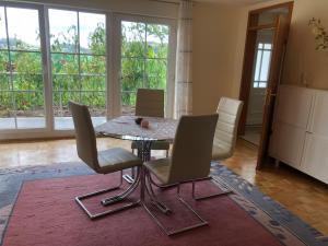 ein Esszimmer mit einem Tisch, Stühlen und einem Fenster in der Unterkunft Idyllisches Wohnen Weinberg in Bad Kissingen