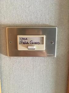 um interruptor de luz numa parede num quarto em Casa Fara Gino em Ascoli Piceno