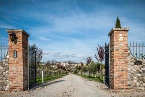 uma entrada para uma entrada com um portão de ferro em Agriturismo Borgo di Calmasino em Bardolino