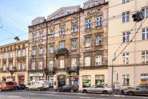 stary budynek z samochodami zaparkowanymi przed nim w obiekcie Native Apartments Starowiślna 33A Deluxe w Krakowie