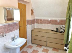 uma casa de banho com um lavatório, um WC e um espelho. em Horský dům Pernink em Pernink