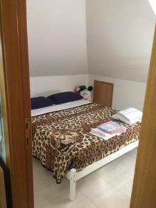 Casa Fara Gino في أسكولي بيتشينو: غرفة نوم مع سرير وبطانية مطبوعة فهد