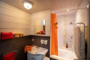 Koupelna v ubytování Les Avernas En Bas Romantic Getaway + 10 fotografií