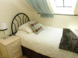 a bedroom with a bed with a pillow and a window at Hamlet Cottage sleeps 3-4 Stratford upon Avon in Stratford-upon-Avon