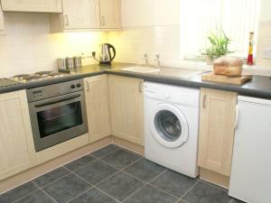 a kitchen with a washing machine and a sink at Hamlet Cottage sleeps 3-4 Stratford upon Avon in Stratford-upon-Avon