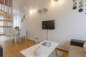 salon z kanapą i stołem w obiekcie Center Penthouse Apartment w Puli