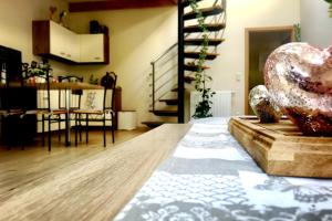 Küche/Küchenzeile in der Unterkunft Ferienwohnung am Nürburgring/Wintersport Arft