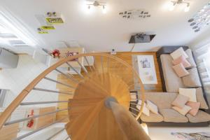 spiralne schody w pokoju z salonem w obiekcie Center Penthouse Apartment w Puli