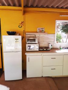uma cozinha com um frigorífico branco e uma janela em Villa Chichila em Kralendijk