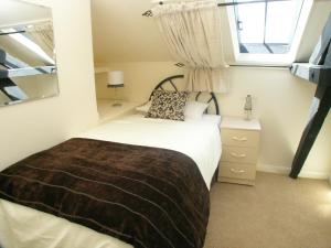 a small bedroom with a bed and a window at Falstaff Cottage for up to 5, Stratford upon Avon in Stratford-upon-Avon