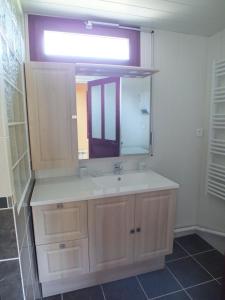 a bathroom with a sink and a mirror at L'Oustal dè Pèiro in Le Bourg