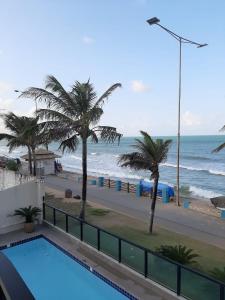 Bazén v ubytování Kings Deluxe Beira Mar nebo v jeho okolí