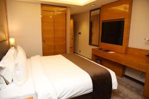 Postel nebo postele na pokoji v ubytování Gloria Hotel Amman