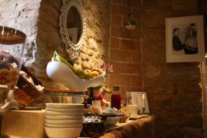 カーゾレ・デルザにあるTorre dei Servitiのキッチン(食器、鏡付)