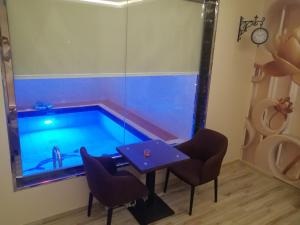 Bazén v ubytování Al Worod Al Thahabia Chalets nebo v jeho okolí