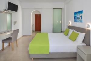 Letto o letti in una camera di Makarios Hotel
