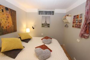 Uma cama ou camas num quarto em The Viking Country Club