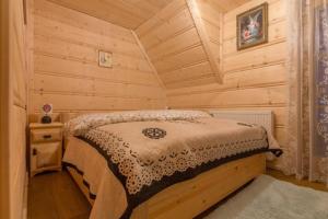 スヘにあるLuksusowe Domki Elizy Luxury Chalets Poroninの丸太小屋のベッドのある寝室 +57枚の写真