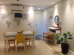 uma sala de jantar com uma mesa e um mapa do mundo na parede em Charmoso e Confortável em Brasília mais 11 fotografias