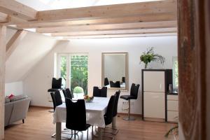 ブダペストにあるGreen Buda Valley: Holiday home with gardenのダイニングルーム(白いテーブル、黒い椅子付)