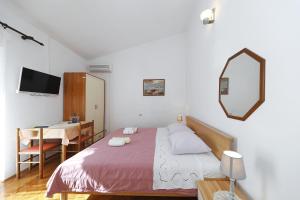 Postel nebo postele na pokoji v ubytování Apartments Vedrana