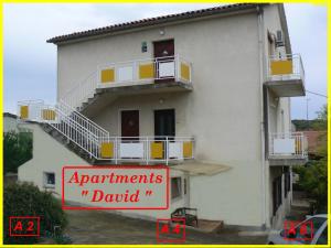 a building with a sign that reads apartments dtd at Apartmani David in Pula