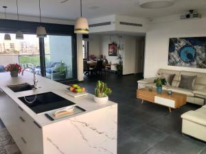 A cozinha ou cozinha compacta de Suite and Room in a breathtaking new designed penthouse in SE TLV